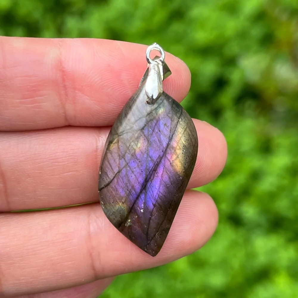 Sterling silver 925 flashy purple labradorite‎ leaf pendant 1689